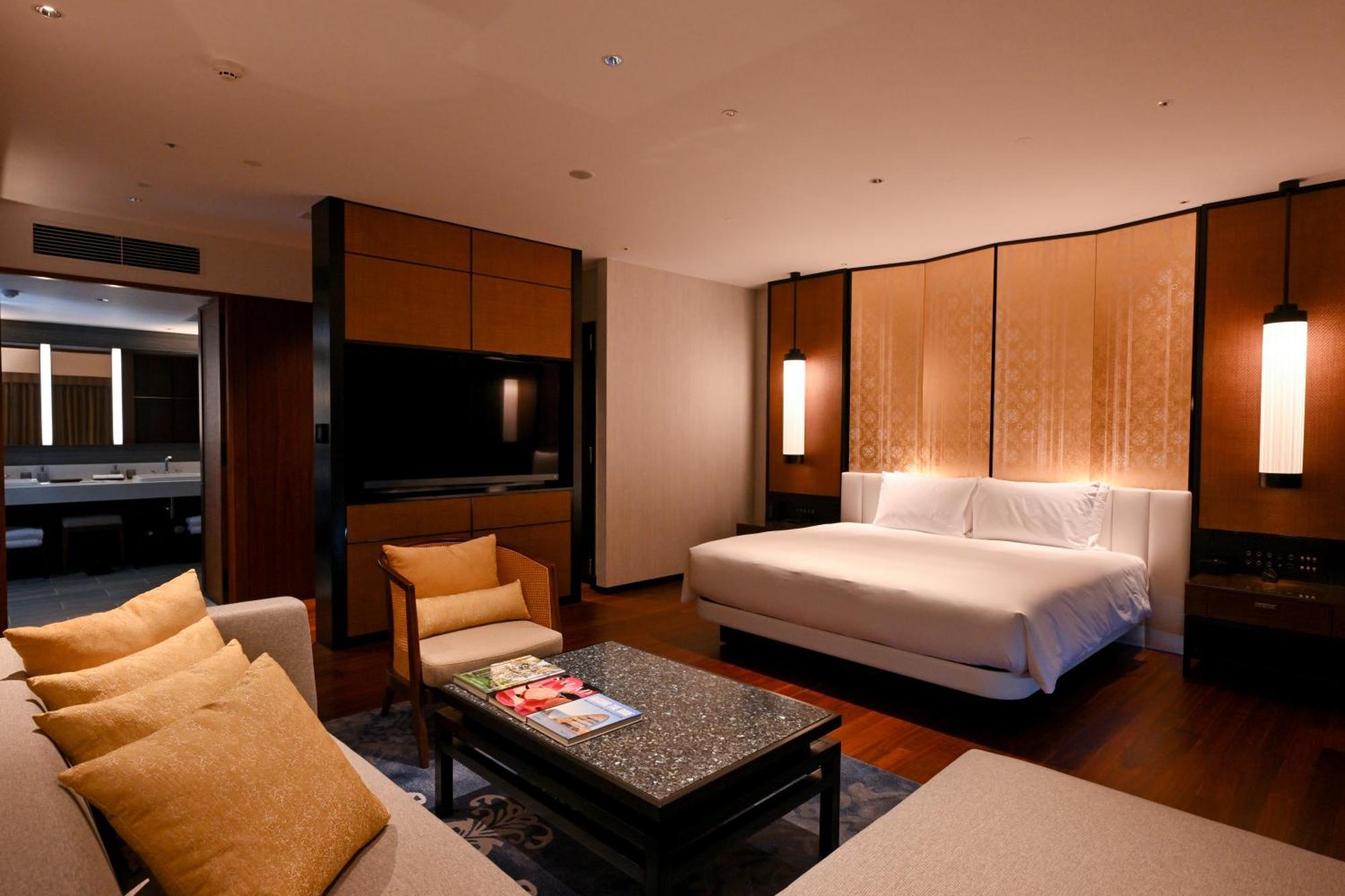 Ryukyu Hotel & Resort Nashiro Beach Itoman Εξωτερικό φωτογραφία A suite at the hotel